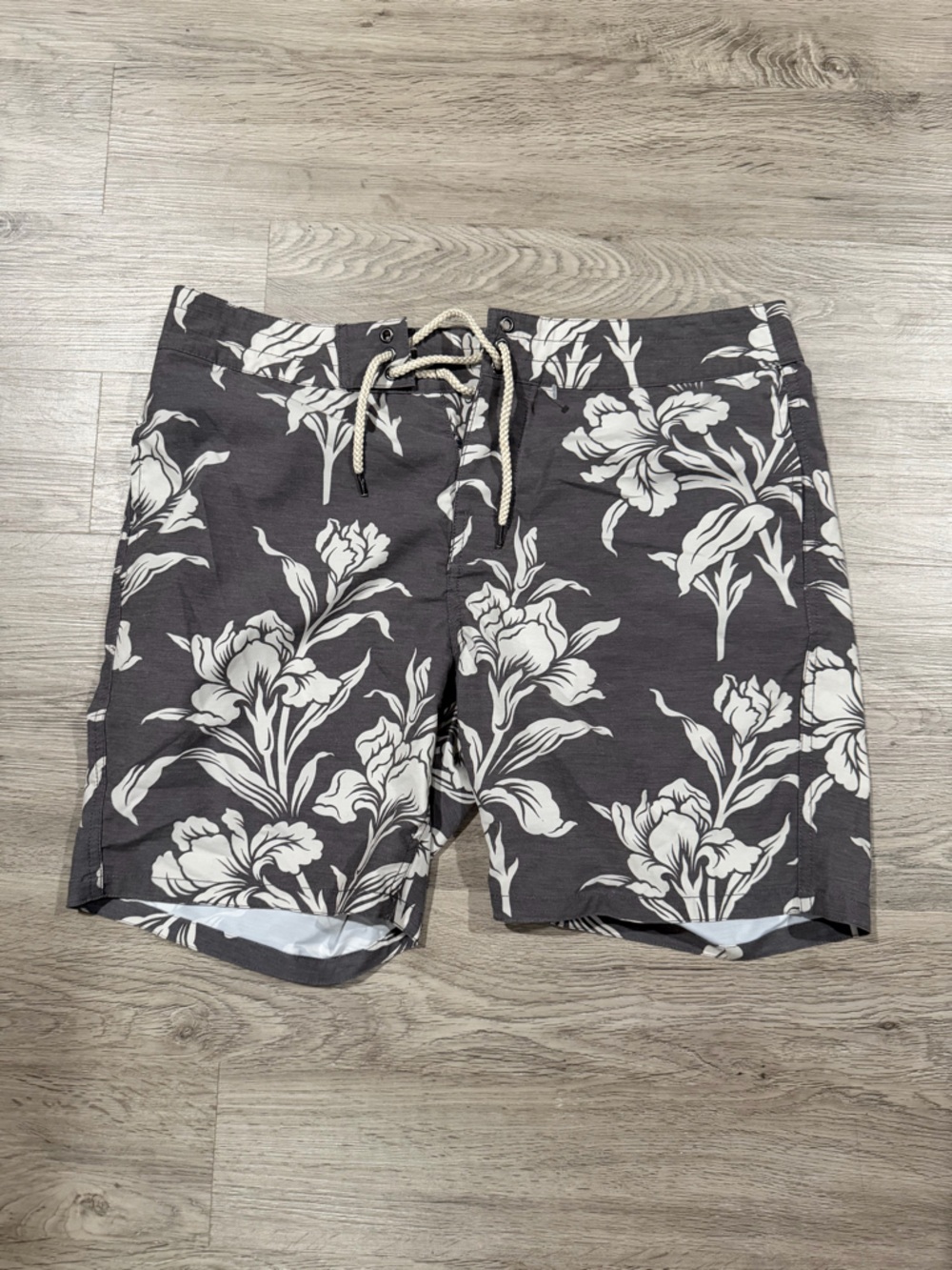 Faherty 34 Men's Floral Swim Trunks in Charcoal and White - Classic Beach Short